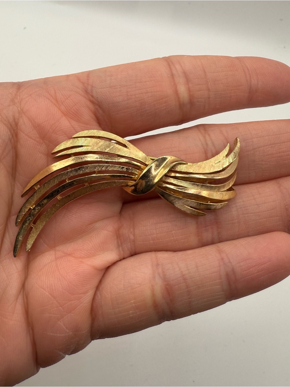 Vintage Crown Trifari Signed Brush Gold Tone Gathered Flowing Ribbon Brooch Pin